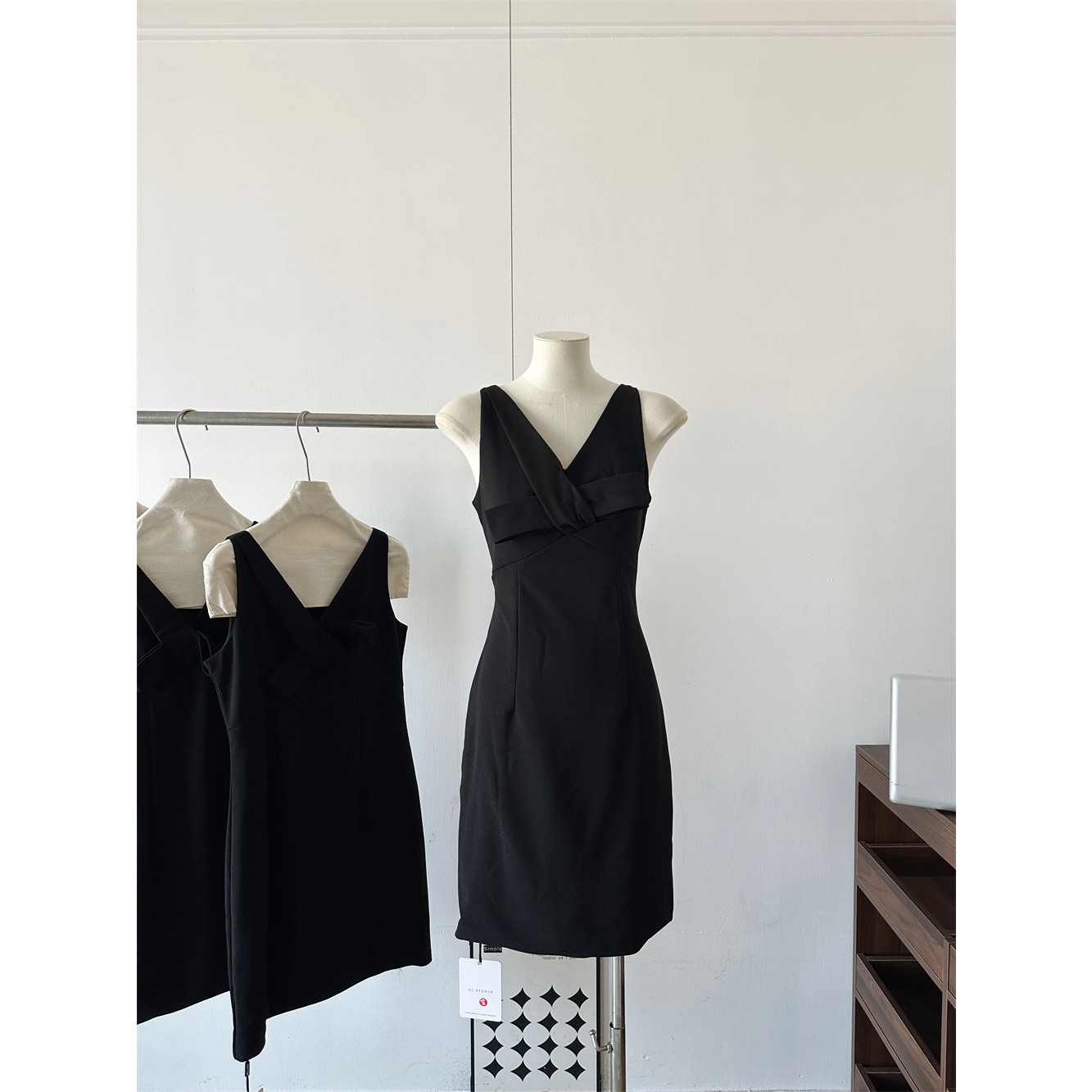 下蛋喵优雅重现新品扭结蝴蝶结大V领修身连衣裙