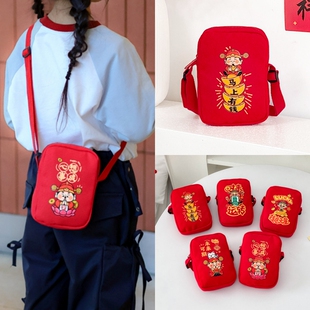2026新年红色包包男女童出游斜挎包压岁钱配饰包宝宝拜年包男孩包