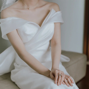 一字肩轻婚纱2026新款新娘领证白色小礼服鱼尾缎面出门纱小拖尾女