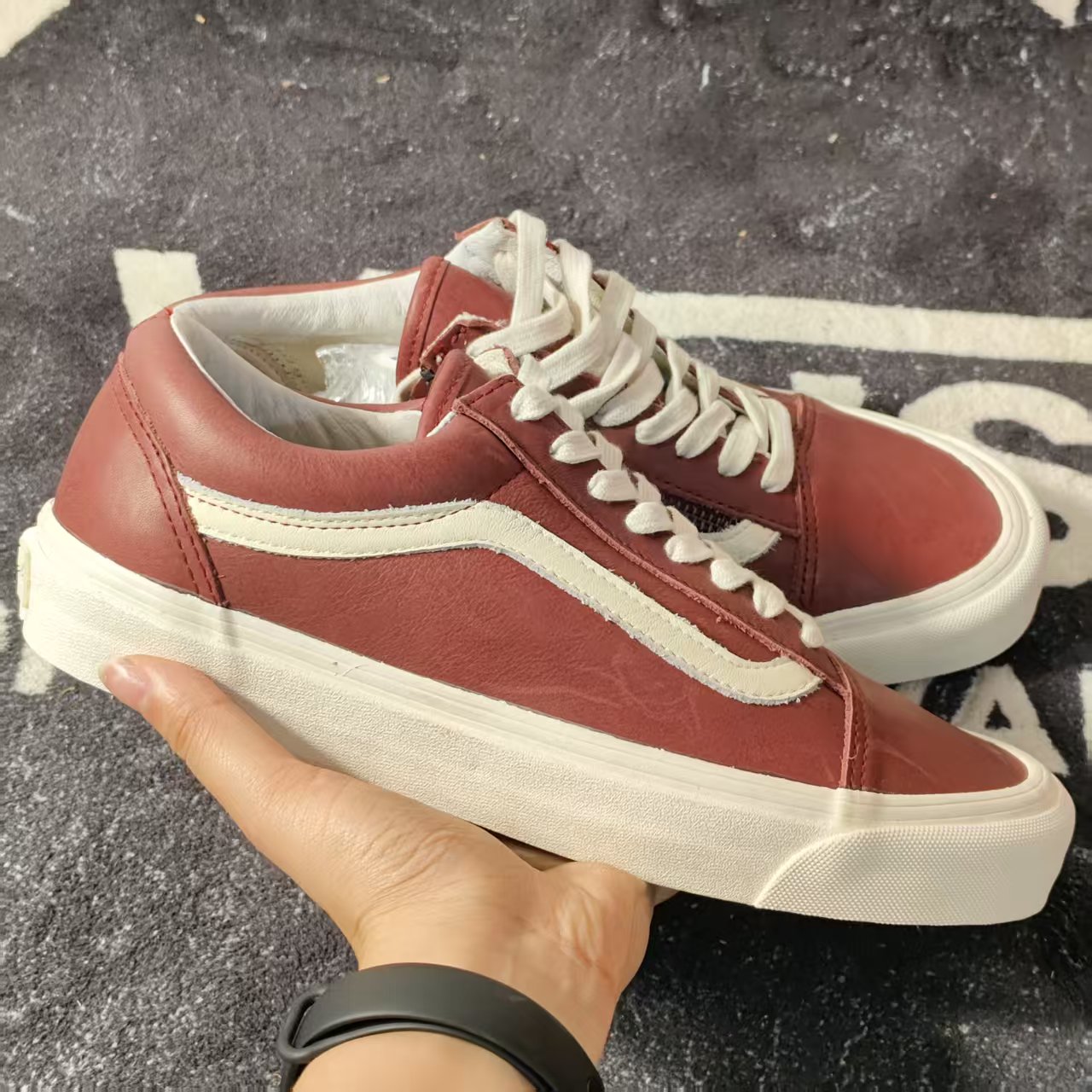 Vans Old Skool枣红做旧皮面低帮复古休闲板鞋VN000YR555P
