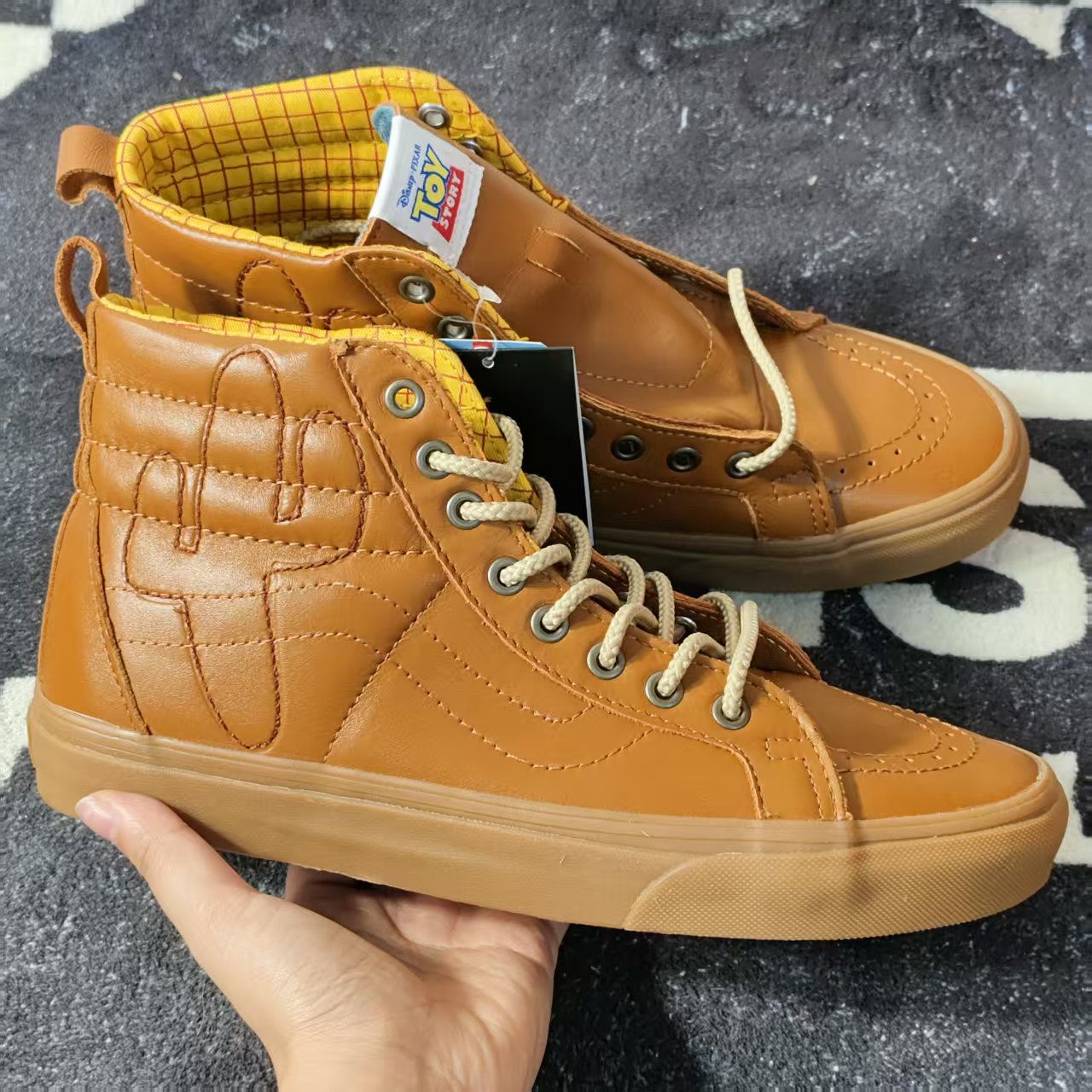 Vans Sk8-Hi玩具总动员胡迪联名棕色皮面高帮滑板鞋VN0A2XS3M4Z