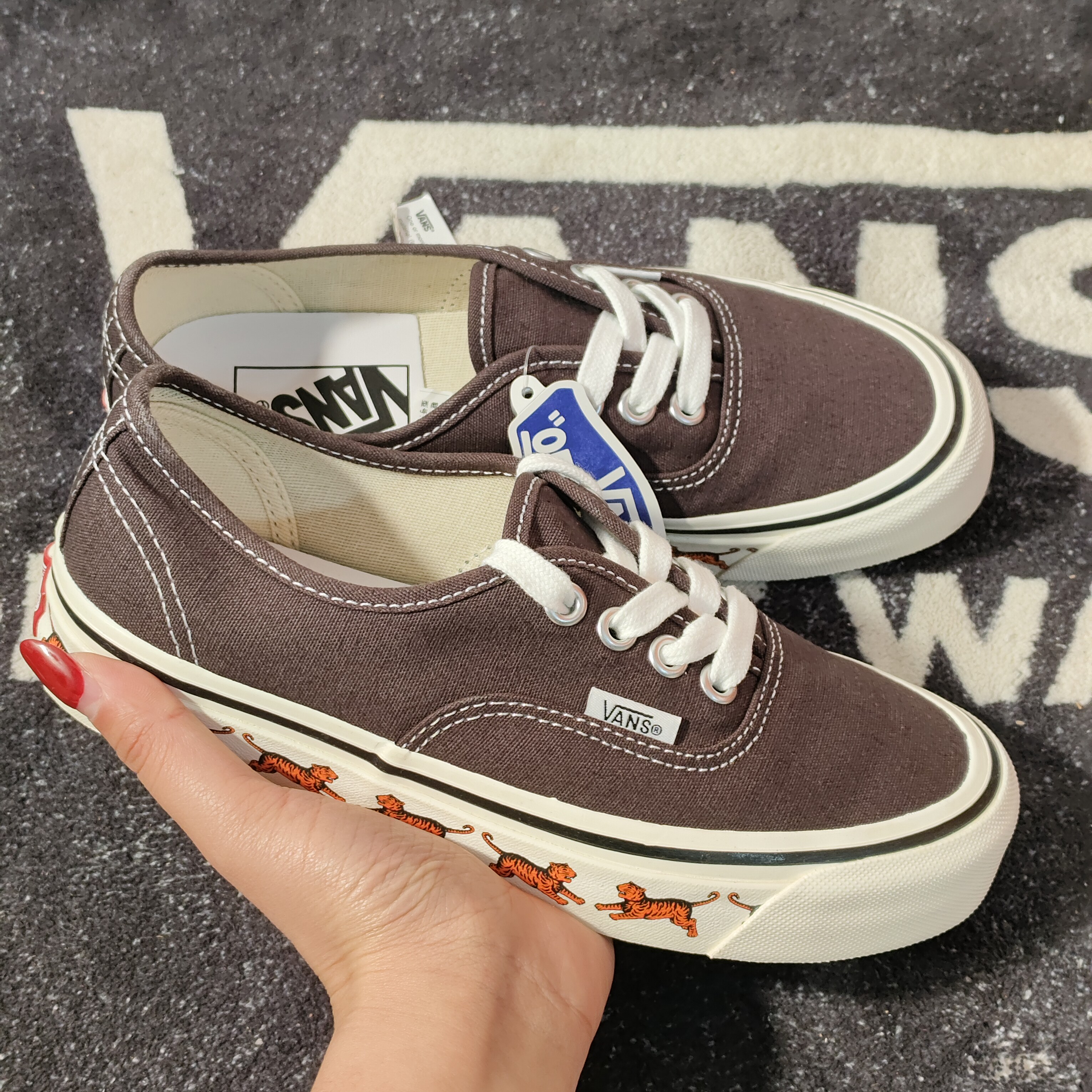 Vans Authentic 虎年印花深棕低帮休闲帆布鞋 VN0005U8CHC