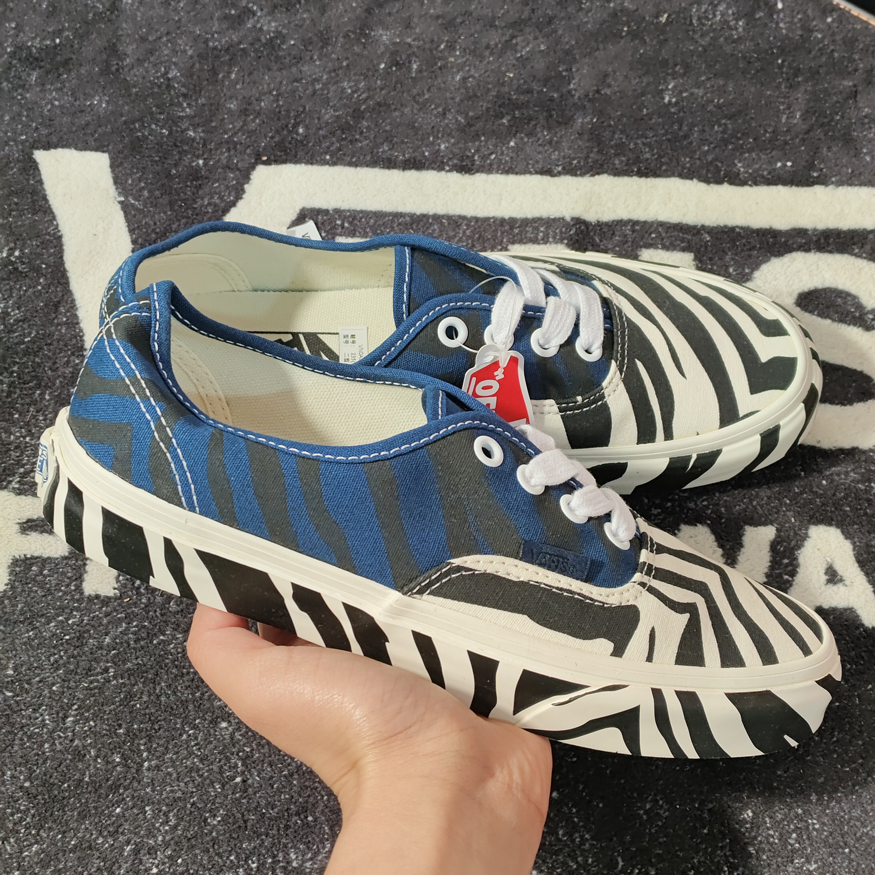 Vans Era蓝白斑马纹不对称低帮休闲板鞋 VN0A5KRDASQ