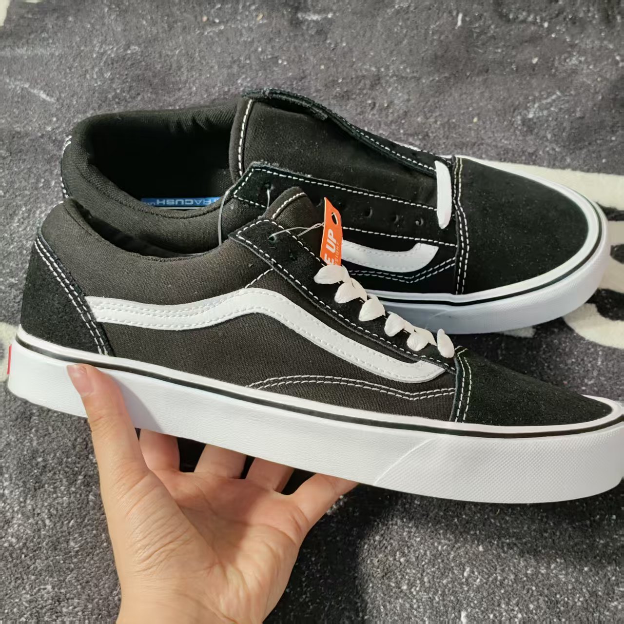 Vans OldSkool经典黑白侧边条纹翻毛皮低帮情侣滑板鞋VN0A2Z5WIJU