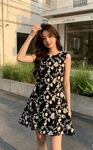法式重工碎花背心连衣裙女夏季新款设计感显瘦无袖清冷感天花板