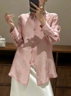 小荔枝暗纹提花衬衫立领单排扣衬衫，领口的精致刺绣是点睛之笔