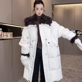 羊羔毛领桑蚕丝鹅绒羽绒服长款女2025新款冬外套毛边手套收腰上衣