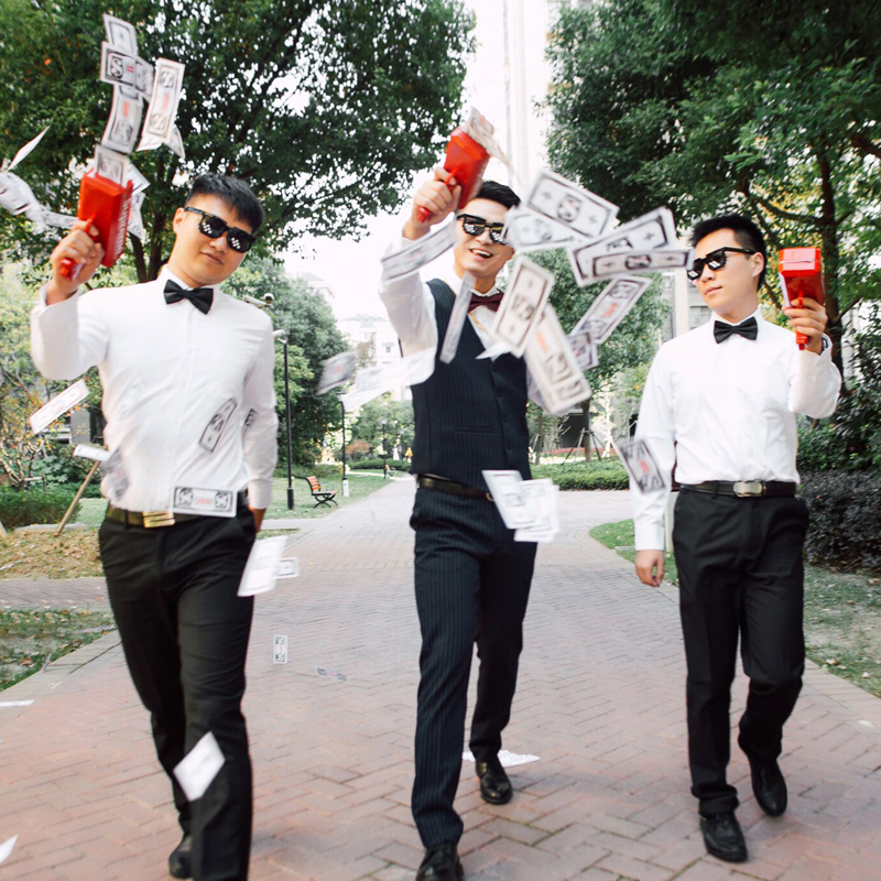 接亲伴郎团拍照道具喷钞机