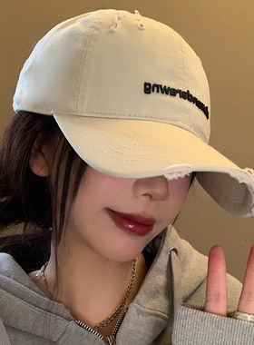 米色字母棒球帽女做旧破洞大头围显脸小鸭舌帽宽帽檐大脸软顶帽子