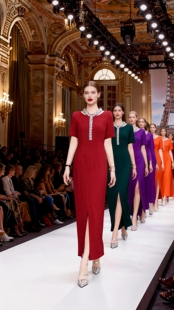 26年新款连衣裙高定轻奢系列烫钻圆领收腰修身显瘦短袖开叉裙