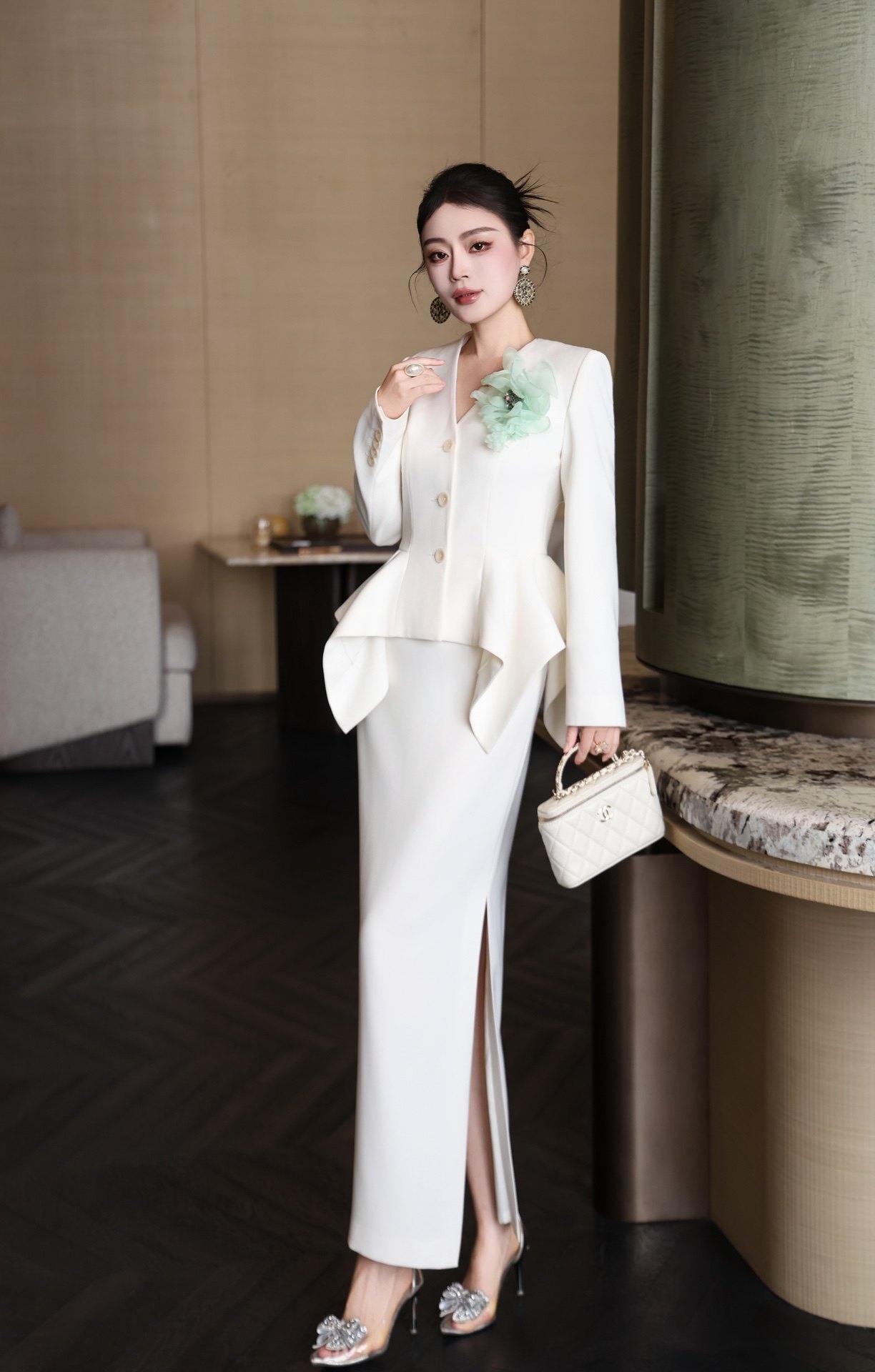 厂促新款西装套装女长袖V领荷叶外套包臀开叉半身裙两件套配胸花