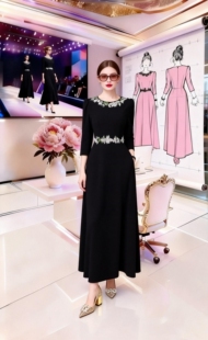 设计师26年新款连衣裙高定轻奢刺绣贴花收腰修身显瘦中袖大摆裙