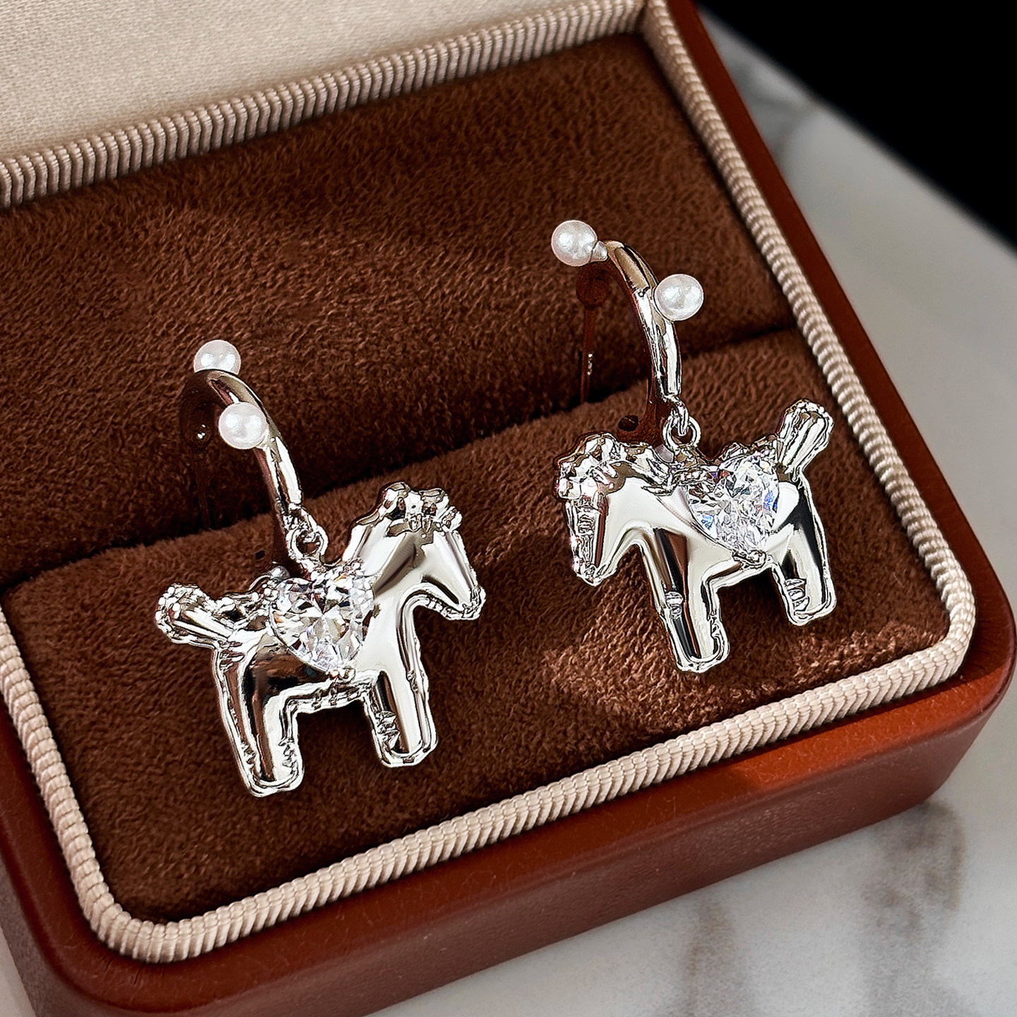 925纯银针钻石小马耳环耳坠女2026新款高级感耳钉本命年银色耳饰