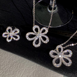 满钻太阳花朵项链女2026新款高级感轻奢小众不掉色吊坠秋冬毛衣链