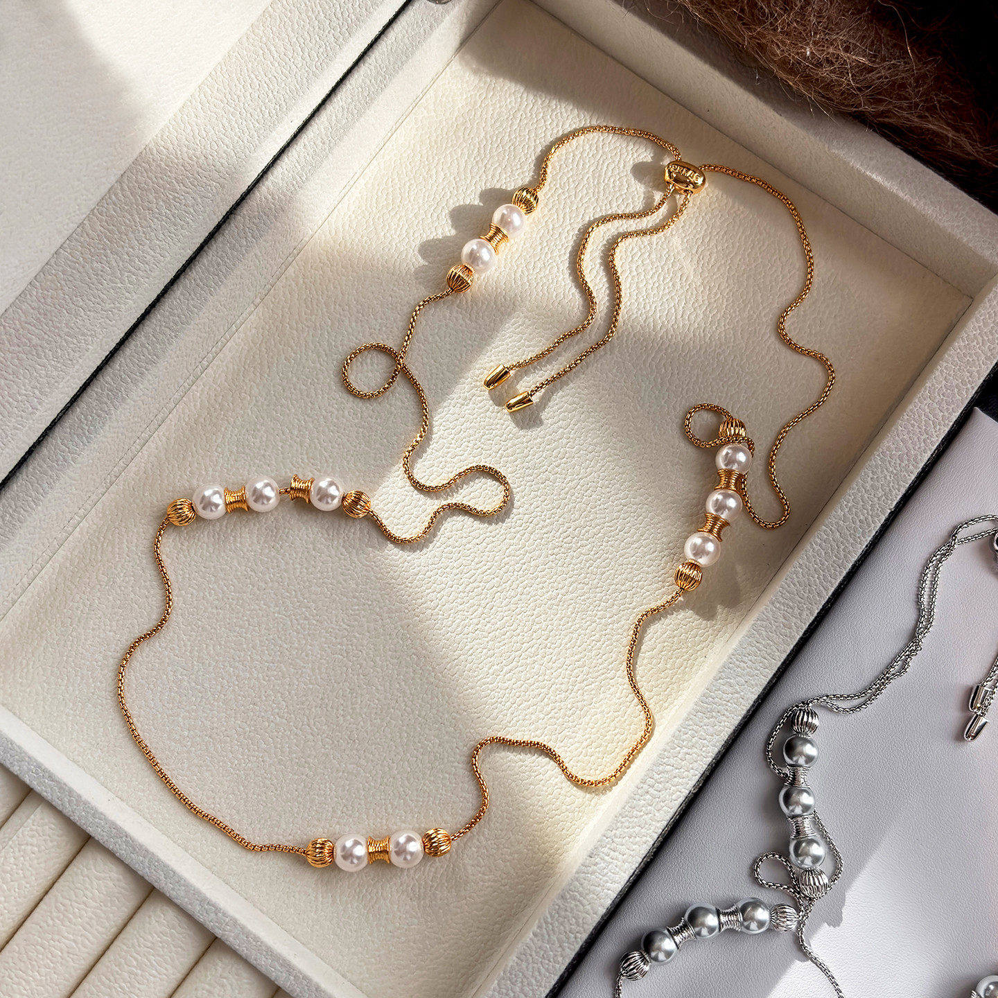 金色澳白珍珠项链女款2026新款大气轻奢高级感长款个性锁骨毛衣链