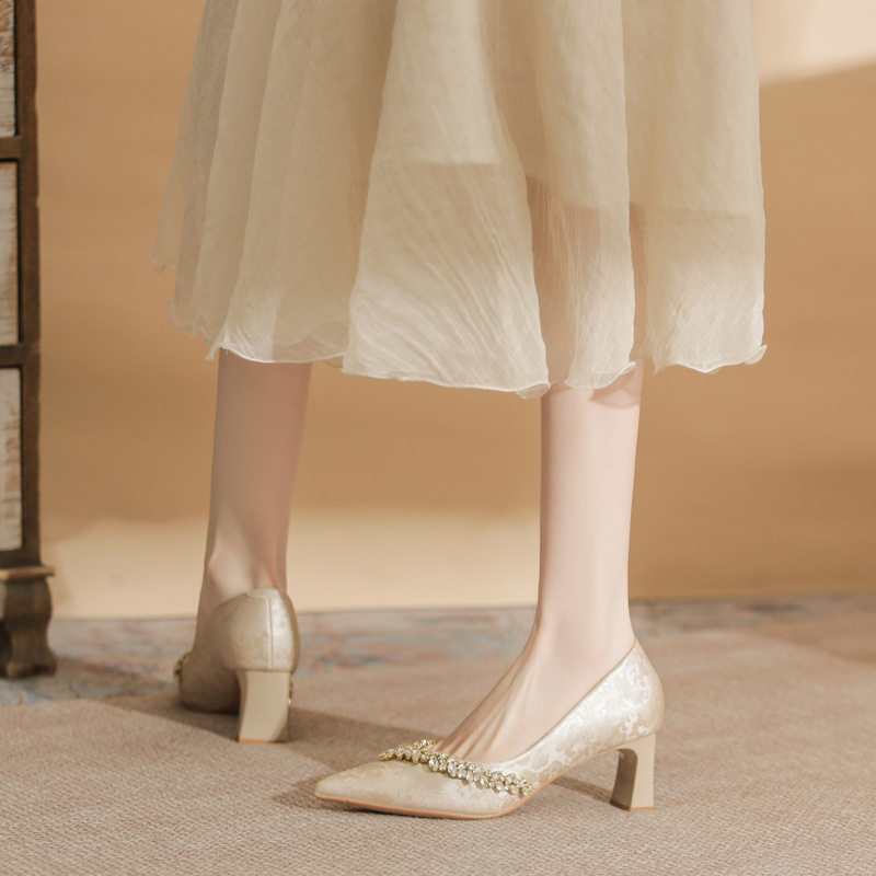 时尚百搭法式高跟鞋女高级感2026夏季新款尖头粗跟不累脚水钻单鞋