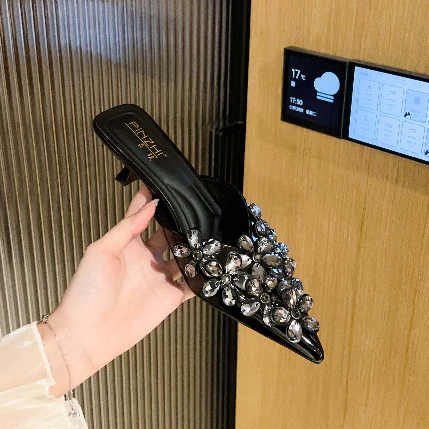 新款百搭水钻尖头细跟穆勒鞋女黑色漆皮包头半拖名媛风宴会高跟鞋