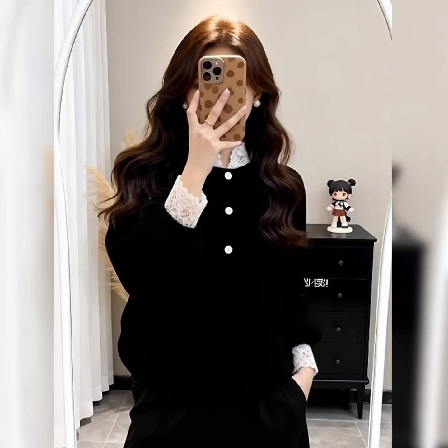 气质黑色丝绒蕾丝拼接上衣洋气百搭修身显瘦长袖女装2025冬季新款