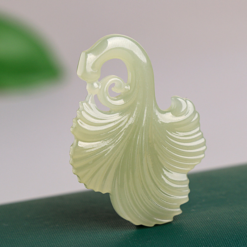 和田玉青白玉银杏叶吊坠女玉挂件