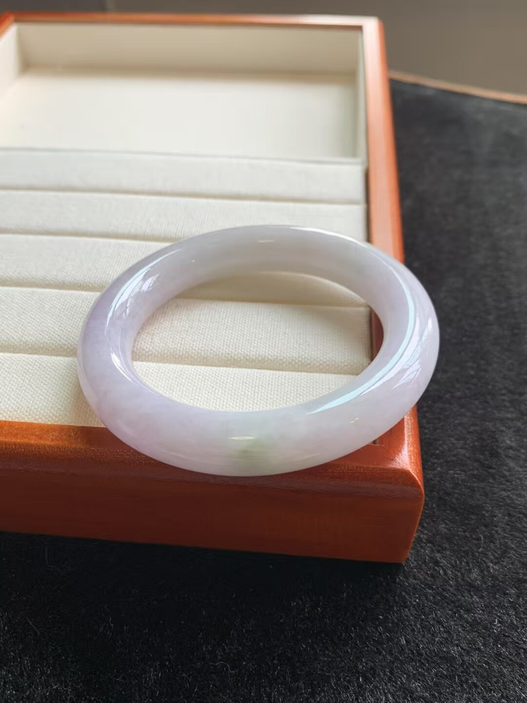 天然缅甸翡翠玉手镯A货54.5尺寸粗11.5冰糯水润细底浅春彩胖圆条