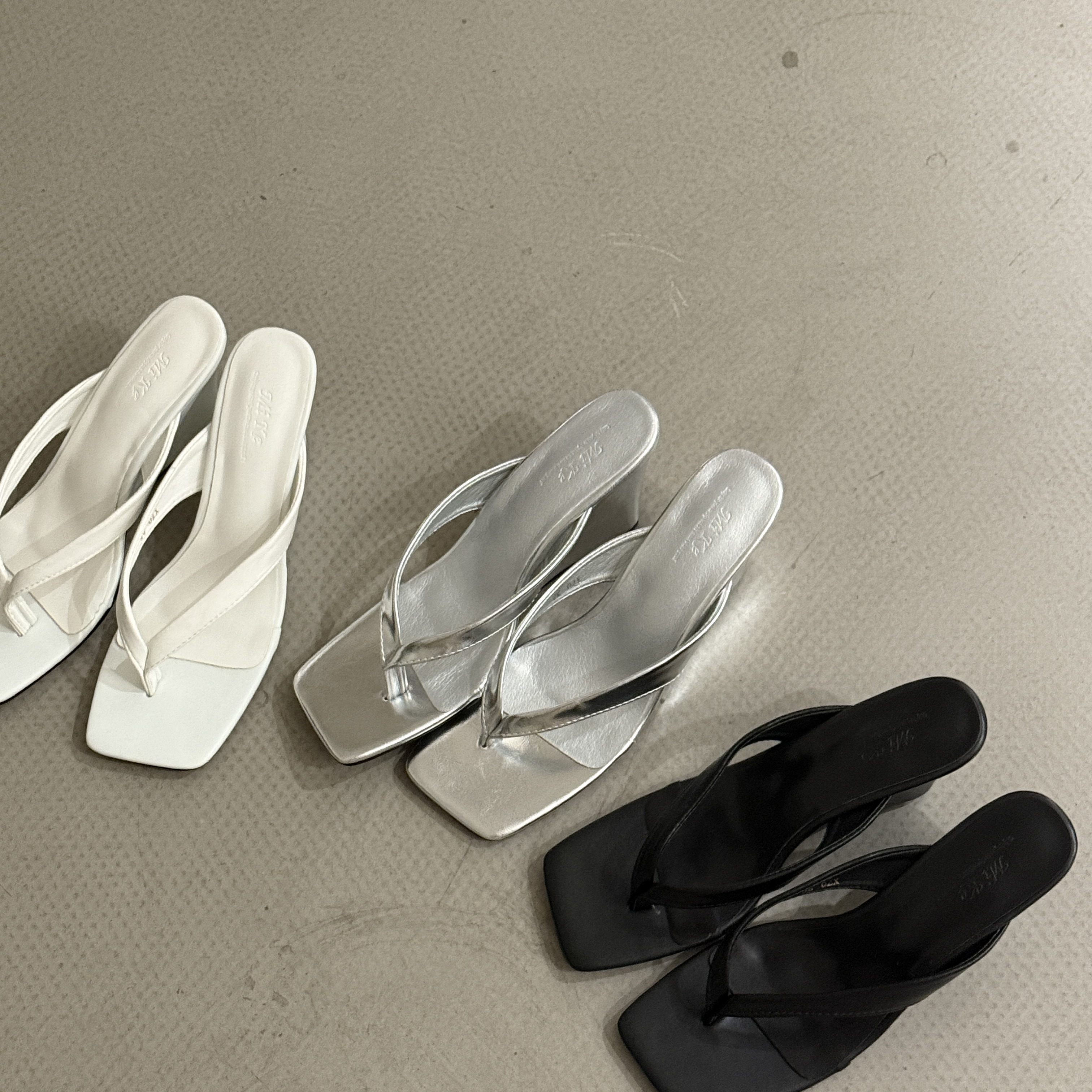 慢西西新品！春夏新款银色坡跟人字拖简约夹趾方头增高女拖鞋外穿