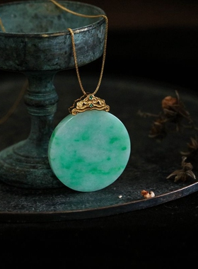 泼墨。圆牌翡翠吊坠18K黄金扣头