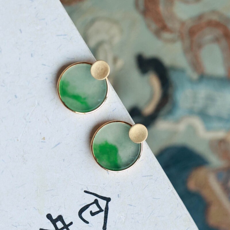 泼墨。天然飘绿圆形翡翠    18K黄金镶嵌    耳钉 / 耳环 / 耳饰