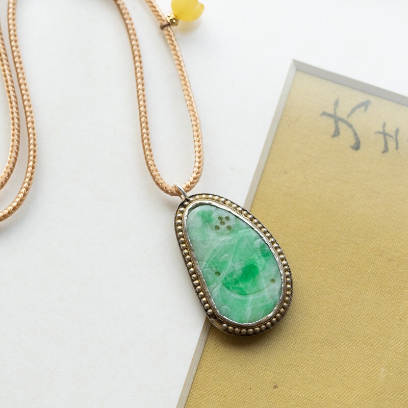 泼墨。 淡淡的飘绿色老翡翠花片   老银镶嵌  吊坠玉佩/挂件