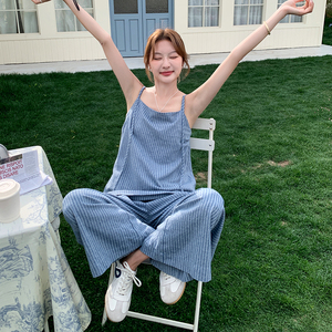 慵懒休闲风穿搭女2025夏新款蓝色条纹吊带上衣阔腿裤松弛感两件套图片