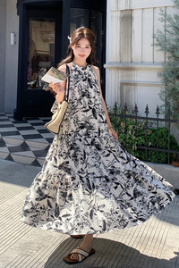 水墨画国风挂脖吊带连衣裙女2025新款夏季独特漂亮海边度假风长裙图片