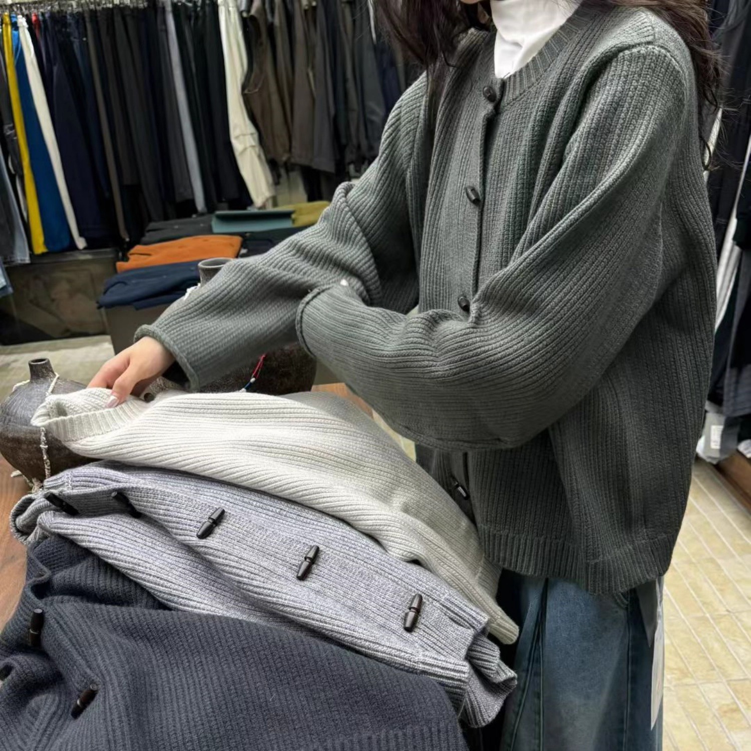 胖mm慵懒松弛风牛角扣毛衣外套女