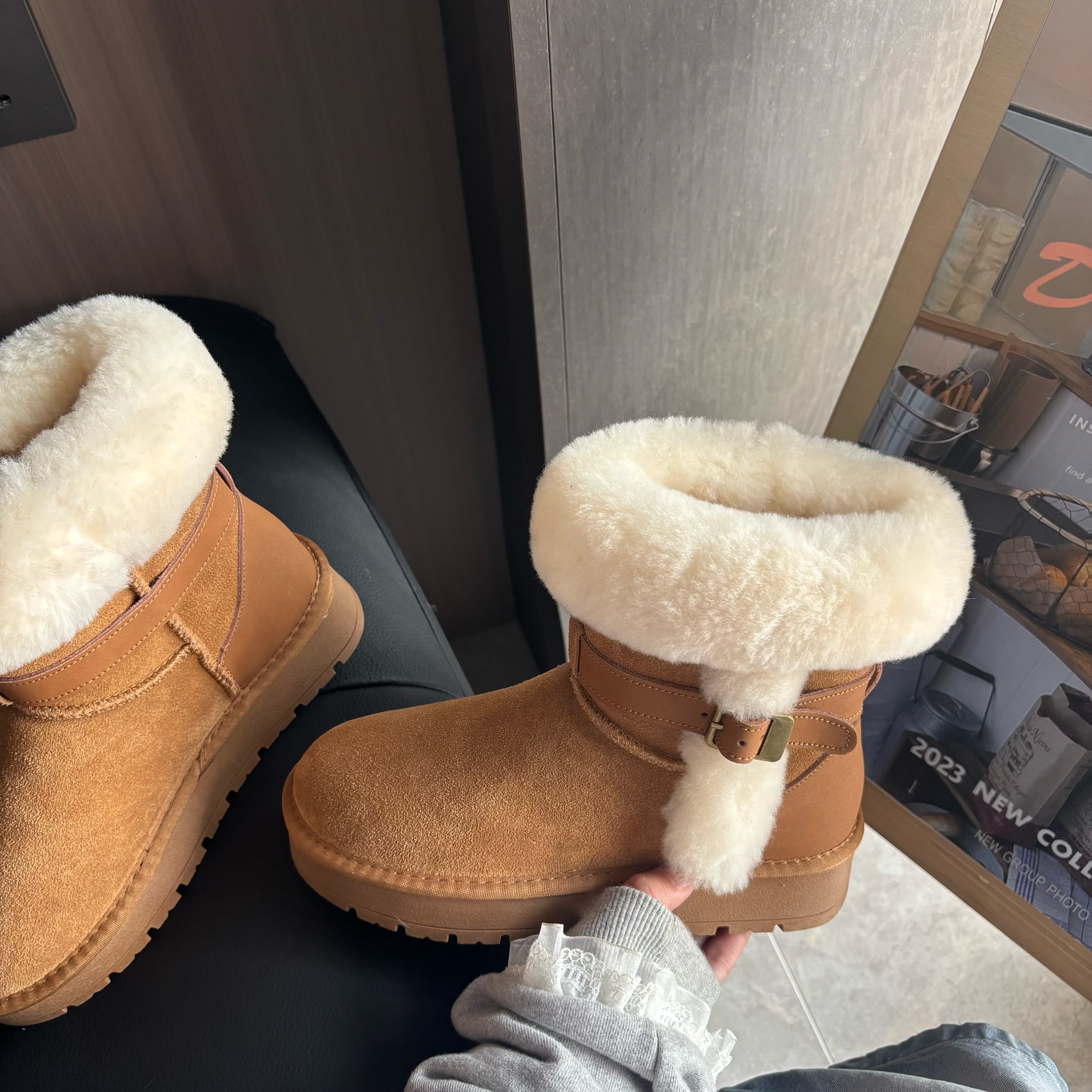 2025年冬新款皮毛一体雪地靴女短靴厚底皮带扣女靴子增高防滑加绒