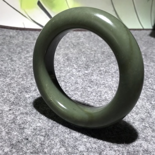 儒贤玉道新疆和田玉籽料沙枣青大胖圆泥鳅背素圈手镯58圈口