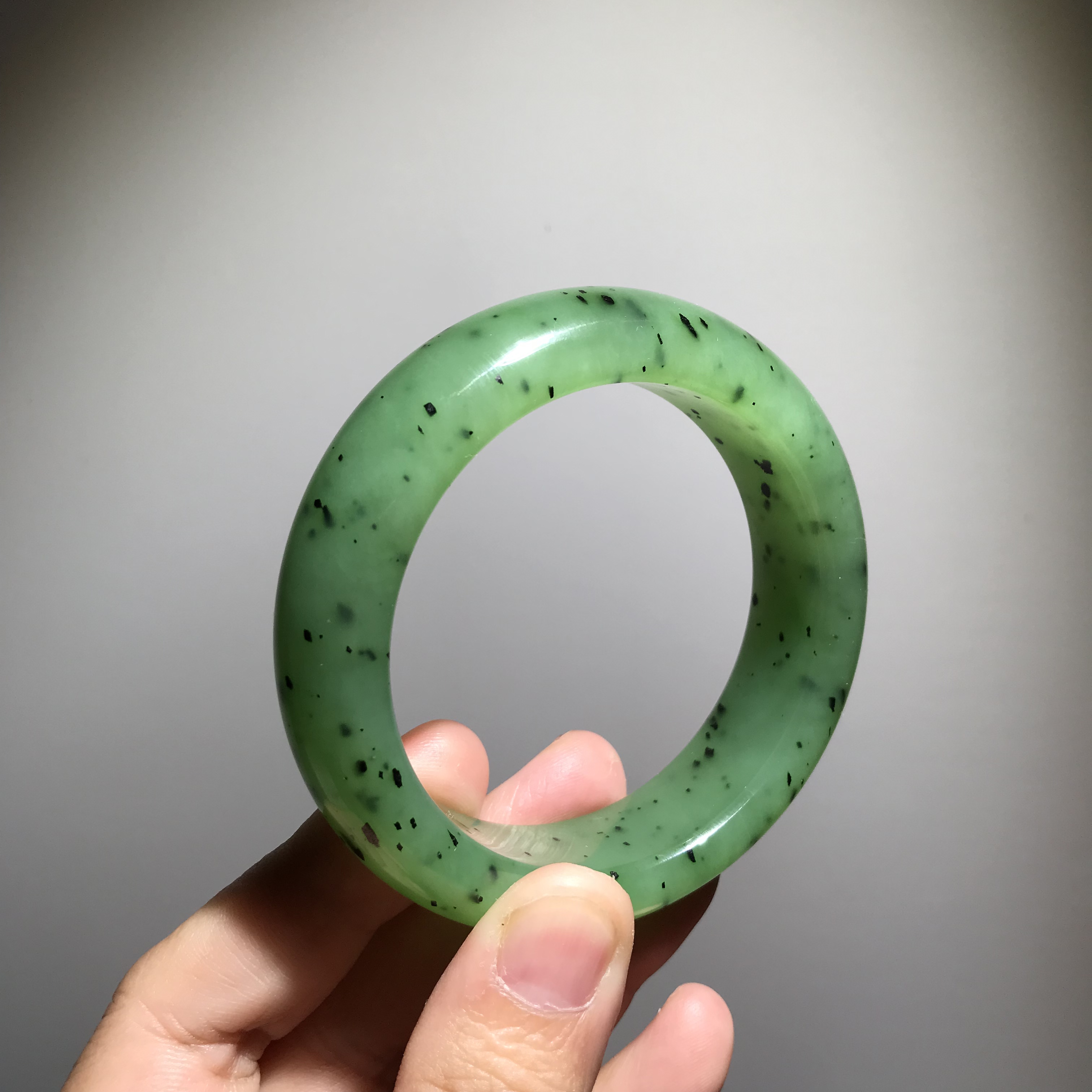 儒新玉道新疆和田玉碧玉猕猴桃泥鳅背厚实款素圈手镯