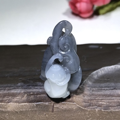 儒新玉道新疆和田玉青花籽料黑白分明俏色巧雕猴如意吊坠