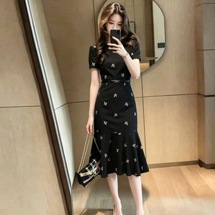 法式优雅碎花连衣裙女2026夏季新款洋气收腰显瘦荷叶边鱼尾中长裙