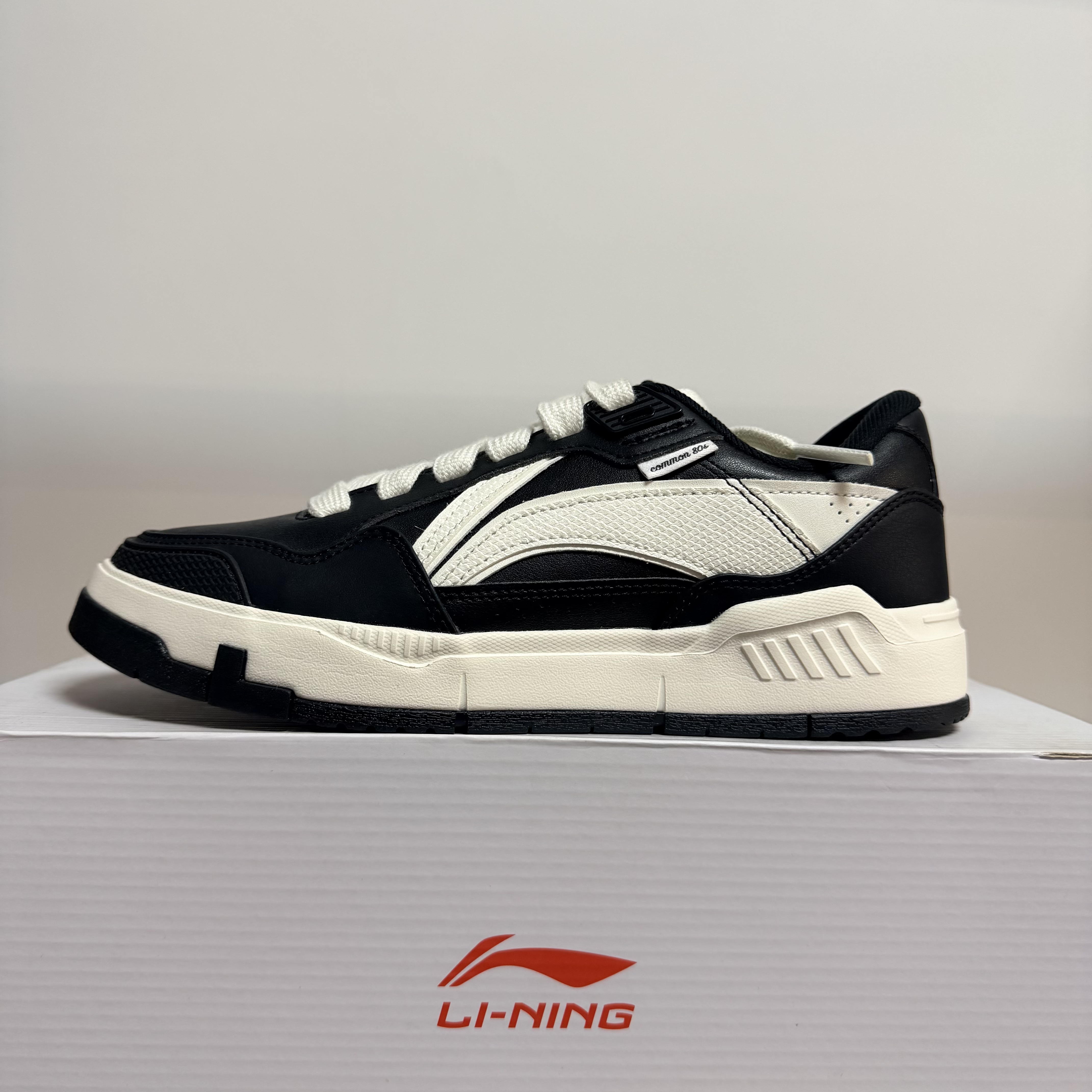 李宁 Common 80s 时尚潮流防滑耐磨 低帮板鞋 男款黑白 AGCU157-1