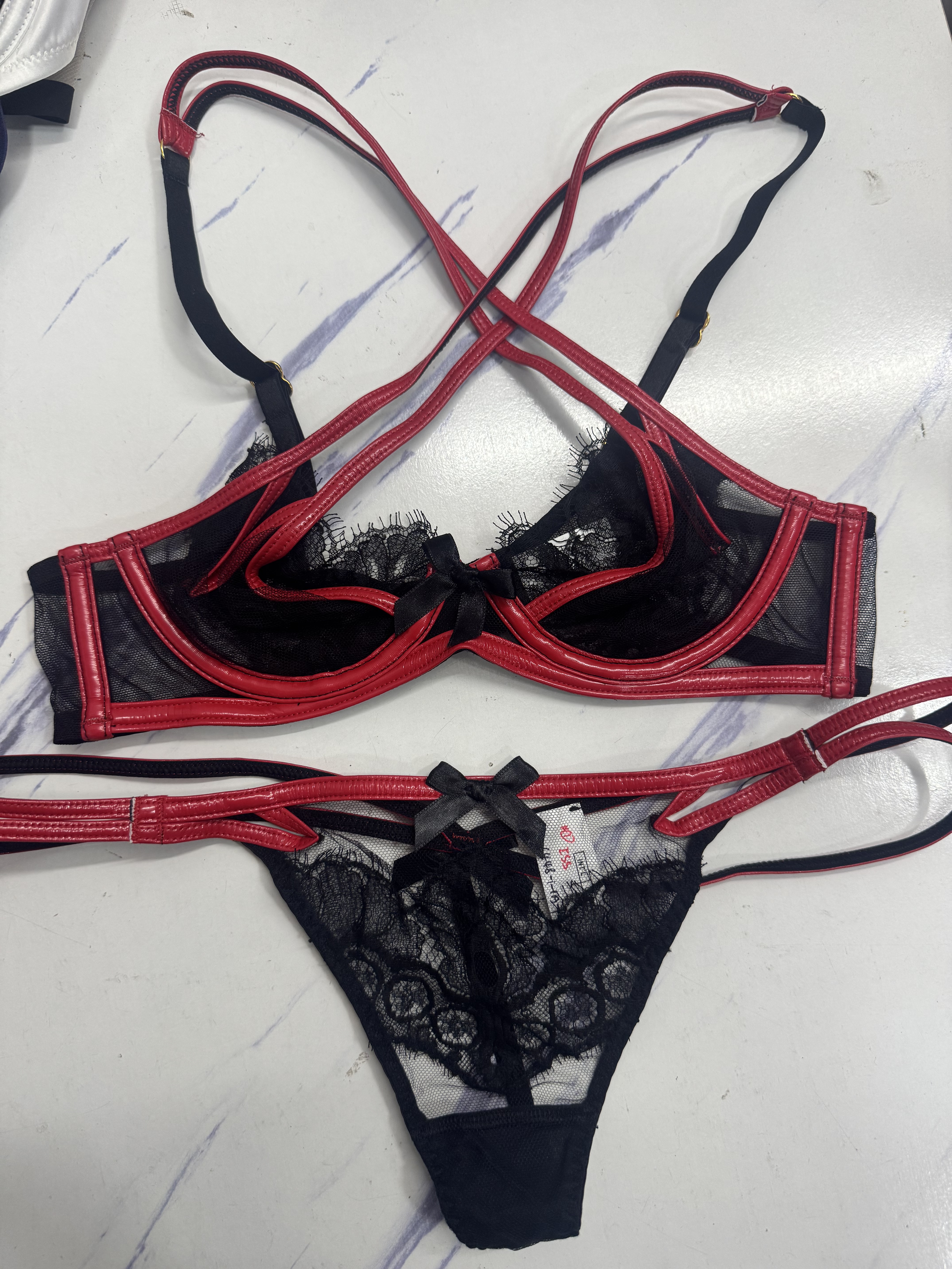 英奢AgentProvocateur新品黑红色超薄性感交叉带拼皮文胸套装内衣