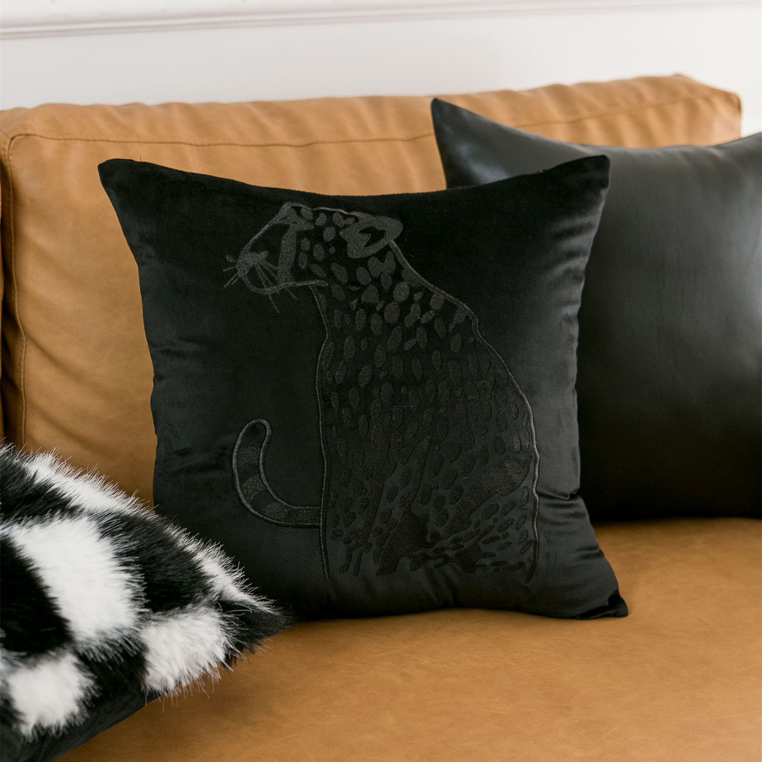 法式中古风抱枕高级感黑色刺绣豹子客厅沙发靠垫轻奢样板间靠枕套