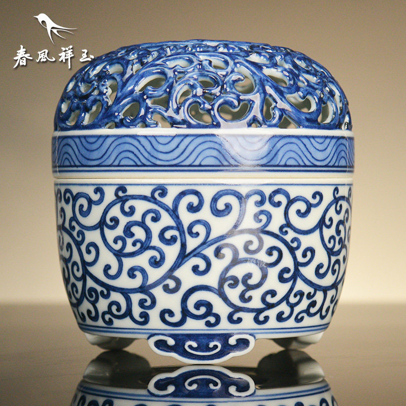 景德镇 春风祥玉 邹俊窑制八字款 青花缠枝 镂空盖三足 香薰炉