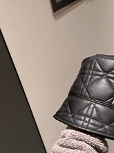 【INFINITYCROSS】秋冬菱形格pu软皮质不规则盆帽素颜黑色水桶帽