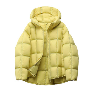 嘉兴平湖冬2025新款云朵方块羽绒服女连帽轻薄保暖格子泡芙面包服