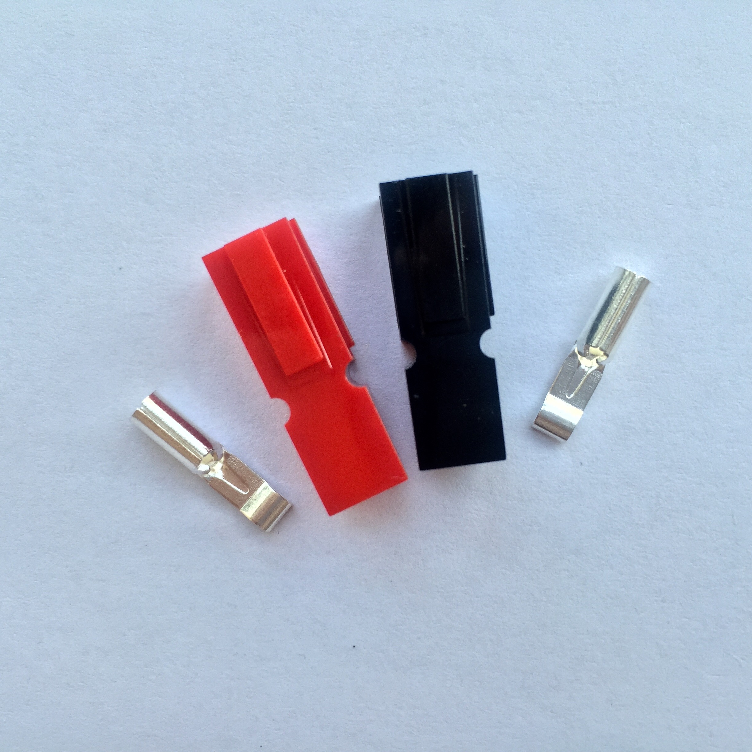 一件为一个胶壳加一个端子，需要一对的请拍两件；传统插头一般分公母，该款产品是不分公母的，也就是公母是一样的；自己厂家生产，价廉物美，我们的端子又大又厚，都还是紫铜镀银的。