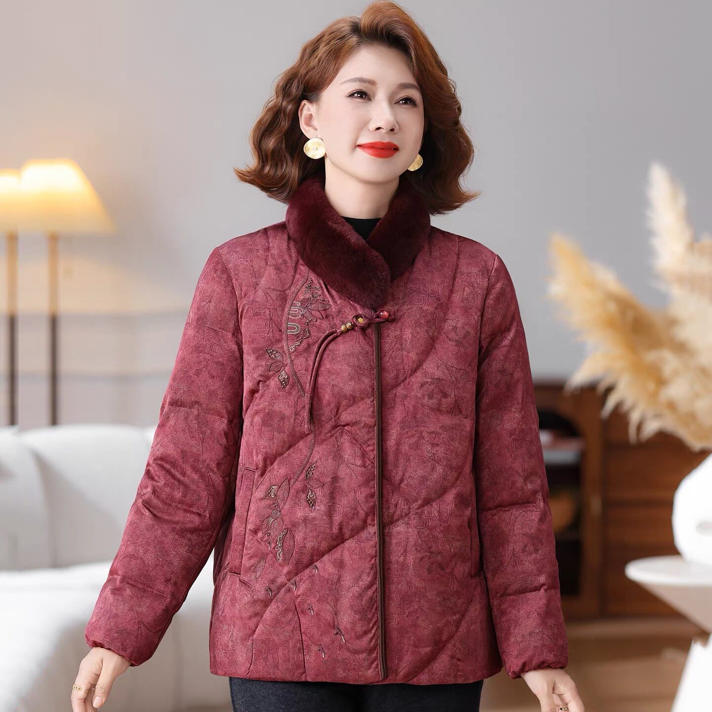 2026新款中老年妈妈装羽绒服女獭兔毛领白鸭绒保暖厚款外套奶奶装
