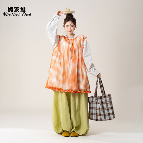 妮茨维【橘格肌理】多巴胺压褶无袖上衣女秋日穿搭木耳边微透背心