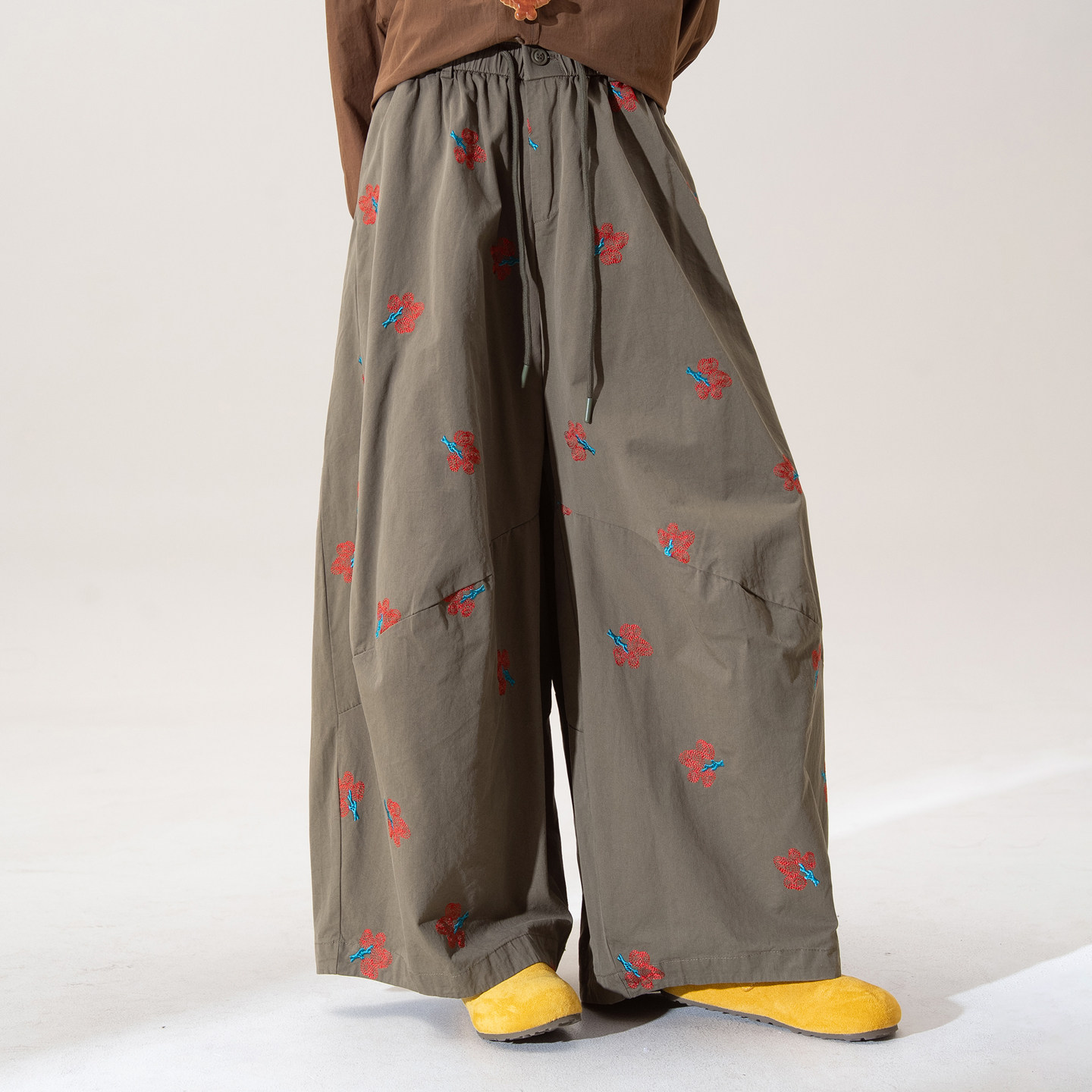 绿色日系文艺复古碎花刺绣阔腿裤女春季新款松紧腰宽松直筒休闲裤,女装/女士精品,休闲裤,淘宝优惠券,粉丝福利购,淘宝优惠卷