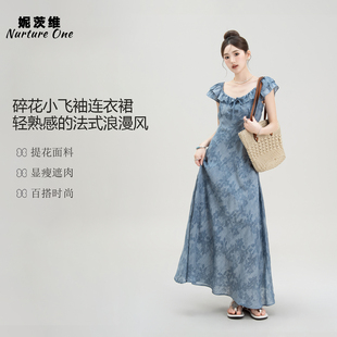 蓝色法式碎花小飞袖连衣裙女夏季穿搭修身显瘦垂坠感收腰a字长裙