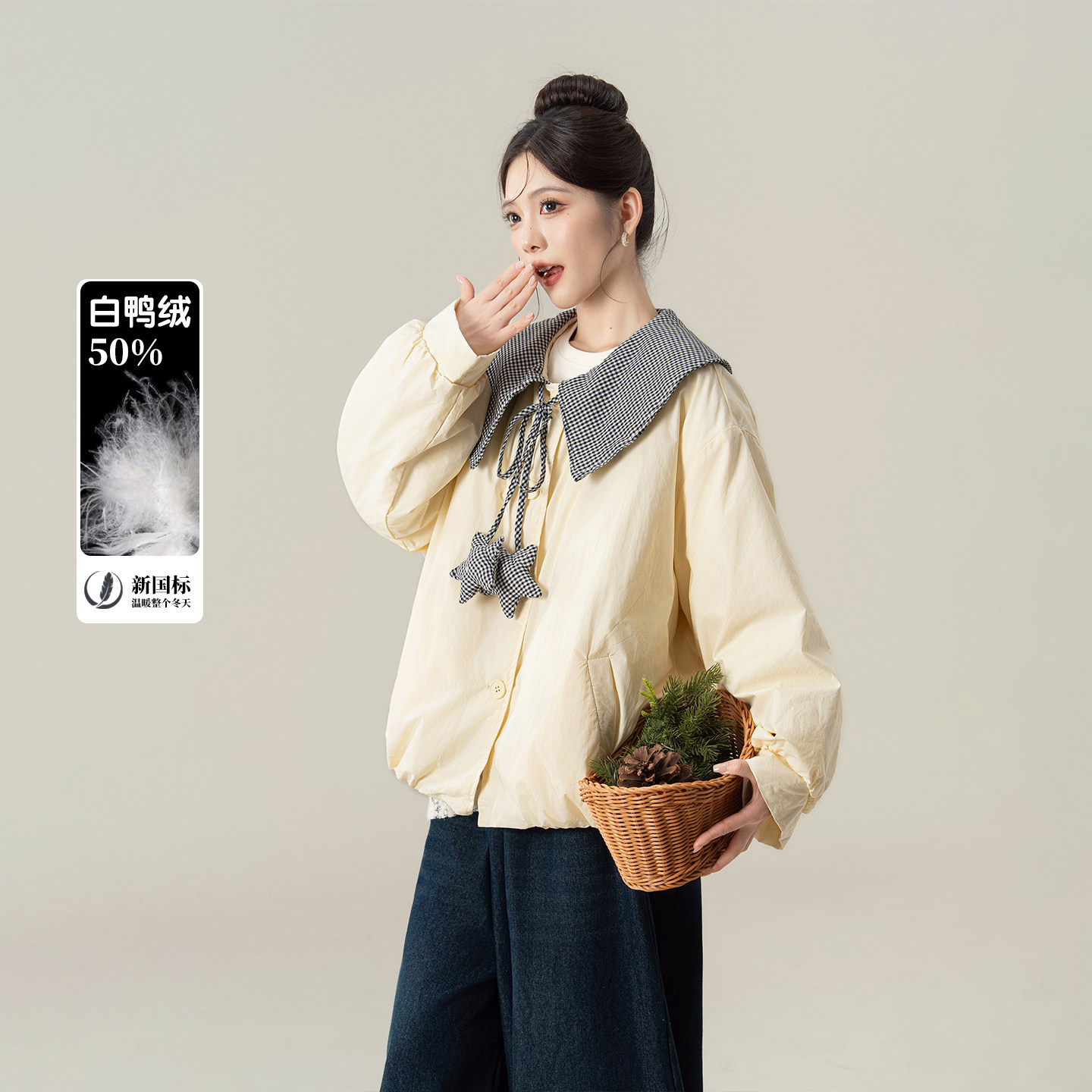 妮茨维杏色娃娃领羽绒服女冬季穿搭宽松慵懒系带星星格子长袖外套