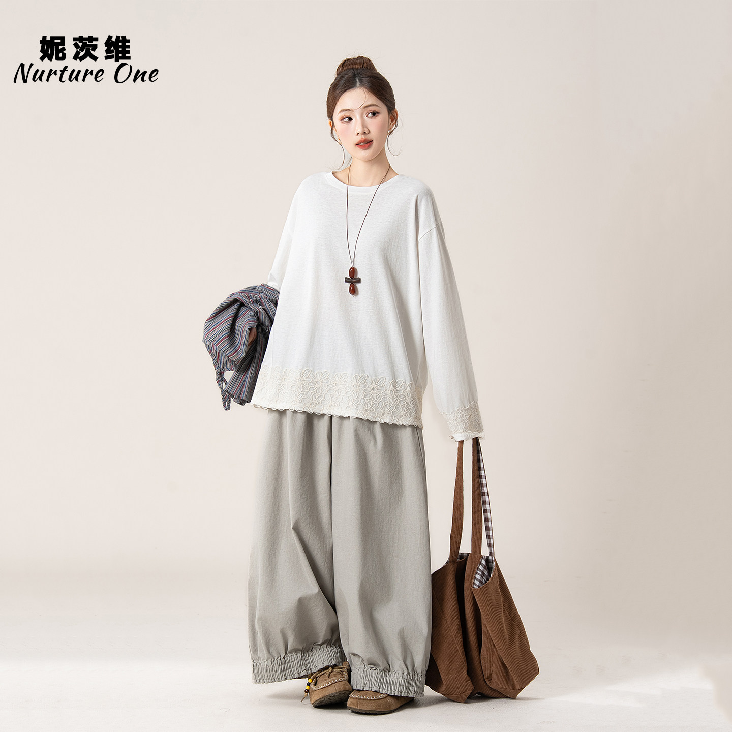 妮茨维【清新花朵】白色蕾丝刺绣拼接长袖T恤女秋日穿搭休闲上衣