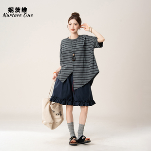 妮茨维【随逸而生】不对称开叉拼接短袖T恤文艺复古穿搭条纹上衣